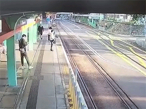 Hong Kong: Đang đi trên sân ga, cô gái bất ngờ bị xô ngã xuống đường ray tàu hỏa