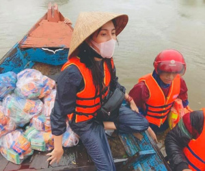 Thủy Tiên trao tiền không đồng nhất tại Quảng Trị: Hộ được 500 nghìn, hộ nhận hẳn 5 triệu, người dân nói gì?