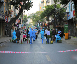 Hà Nội: Rào chắn đường La Thành, xét nghiệm người dân vùng nguy cơ cao