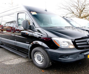 'Soi' tiệm cắt tóc di động Mercedes-Benz Sprinter đầy sang chảnh