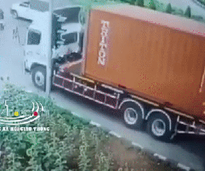 Khoảnh khắc kinh hoàng ập đến với người phụ nữ chạy xe máy sát bên 'hung thần xa lộ'
