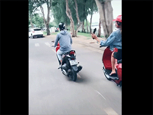 Góc tổ lái: Thiếu nữ vừa lái xe một tay, vừa cầm vũ khí 'combat' vào đầu thanh niên đi đường