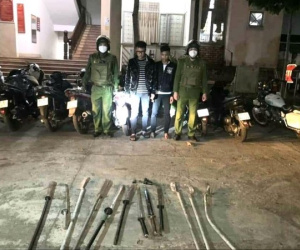 Cảnh sát bao vây con hẻm, ngăn chặn 30 thanh niên mang súng, kiếm chuẩn bị hỗn chiến