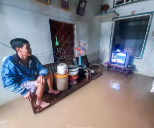 Mưa như trút, hàng ngàn nhà dân Bình Định ngập trong nước lũ