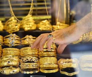 Vàng trong nước giảm mạnh, giới đầu tư toàn cầu bán tháo sau biến động mạnh