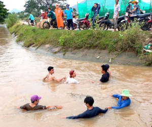 Rơi xuống kênh sau nhà, anh trai mất tích, em gái 4 tuổi tử vong thương tâm