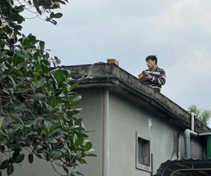 Tài xế 'ngáo đá' cướp ô tô chạy từ Hà Nội vào Hà Tĩnh rồi leo lên mái nhà dân