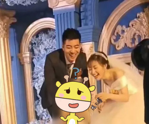 Đang chuẩn bị trao nhẫn thì bị 'kẻ thứ 3' cướp mất, cô dâu chú rể đứng tẽn tò trên sân khấu chỉ biết ôm bụng cười