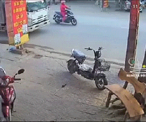 Mặc người đàn ông trung niên chắp tay xin tha, nhóm thanh niên vẫn hung hăng đập vỡ kính xe ô tô, to tiếng chửi bới: 'Nó đâm người ta xong nó chạy đấy'