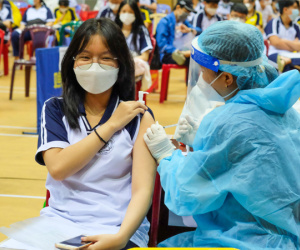 Một học sinh 'được' tiêm 2 mũi vaccine phòng Covid-19 trong buổi sáng