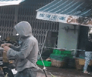 Hình ảnh người đàn ông mắc võng vào lưng quần, kéo lê trên đường phố khiến ai nấy khó hiểu, chủ nhân clip tiết lộ sự thật rùng mình