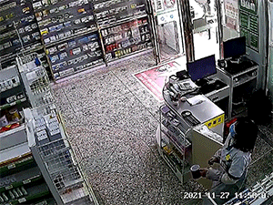 Tiệm thuốc gặp sự cố vì cậu bé từ 'trên trời rơi xuống' và lý do khiến chủ nhà chỉ biết lắc đầu