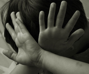 Bé gái 14 tuổi mang bầu, thủ phạm là người tình của bà ngoại