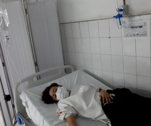 Cô giáo uống thuốc ngủ tự tử ngay trước mặt Hiệu trưởng