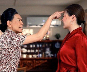 Khi nhà ngoại vỡ nợ, đuổi được con dâu đi mẹ chồng mở tiệc ăn mừng, 10 ngày sau bà quỳ xuống chân tôi lạy xin