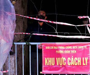 Hà Nội: Treo biển cảnh báo trước nhà F0 tự điều trị