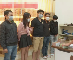 Dàn cảnh cướp gần 1 tỉ đồng trước ngân hàng