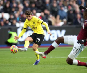 Thua ngược West Ham, Chelsea nguy cơ mất ngôi đầu