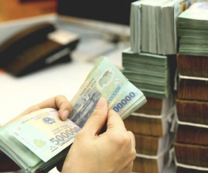 Người dân liên tiếp rút tiền, ngân hàng bù lại bằng cách nào?