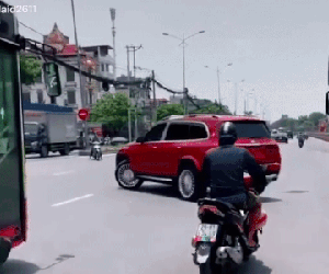 Clip: Xế hộp 'nhún nhảy' qua đường, các phương tiện khác 'đứng hình' không dám nhúc nhích