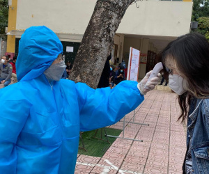 Hà Nội: Một trường THPT thông báo khẩn học sinh dừng học trực tiếp từ ngày 6/12