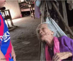 Cháu hỏi về ông cố đã khuất, cụ bà đáp một câu nhói lòng rồi òa khóc như đứa trẻ