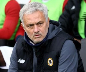 Mourinho trút giận lên phóng viên: Đó là lý do các người nghèo hơn tôi!