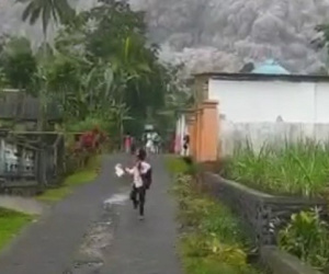 Núi lửa Indonesia phun trào dữ dội, người dân bỏ chạy tán loạn