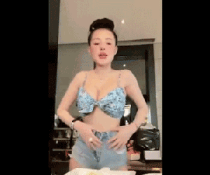 Ngân 98 tụt quần khoe eo khi đang livestream cực kỳ phản cảm