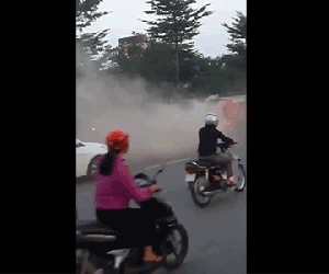 Video: Xôn xao xe hút bụi 'xả bụi' mù mịt trên đường phố Hà Nội