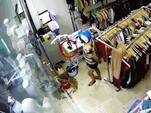 Cho con đi chơi mua sắm, bố mẹ tiện thể 'cầm nhầm' điện thoại của chủ shop