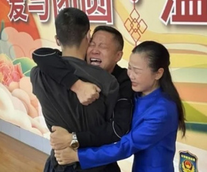Xúc động cảnh cha mẹ tìm được con trai bị bắt cóc sau 14 năm