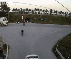 Khoảnh khắc loạt khối bê tông từ xe đầu kéo rơi xuống, đè chết người đi xe máy khiến nhiều người ám ảnh