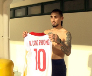 Tiền đạo Lào từng đá tại Ligue 1 chạy vào phòng thay đồ, xin đổi áo với Công Phượng