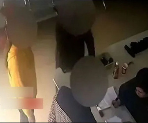 Điềm nhiên rút điện thoại ghi lại bằng chứng khi phát hiện vợ hàng xóm ngoại tình, người đàn ông đòi quan hệ 5 lần 1 tuần để 'bịt miệng' và cái kết không ngờ cho 4 người