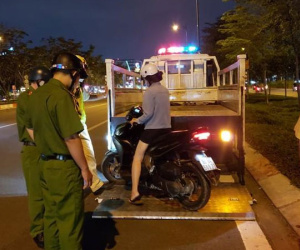 Vi phạm giao thông, cô gái nhất quyết không rời khỏi yên xe máy, tự lái xe vi phạm rồi ngồi luôn lên xe thùng CSGT