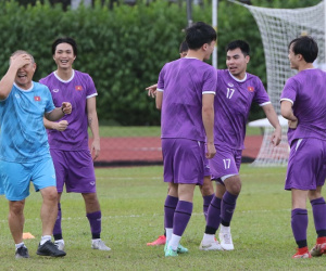 Tuyển Việt Nam thả lỏng trước trận 'chung kết' gặp Malaysia: HLV Park chơi oẳn tù tì, đá ma cùng Quang Hải, Công Phượng