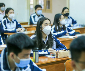 Cả trường có 33 học sinh đến lớp ngày đầu, hôm sau còn 9 em