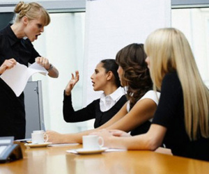 Đăng bài bóc phốt sếp nữ khó tính, suốt ngày bắt bẻ, chửi mắng nhân viên, cô gái trẻ bị dân tình 'ném đá tới tấp' vì lý do ai cũng thấy vô lý này