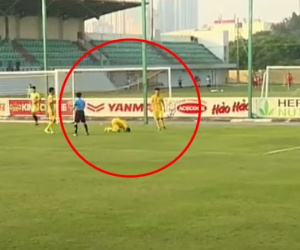 Bị thổi phạt penalty, sao trẻ nhà bầu Đức 'quỳ lạy' trọng tài để phản đối