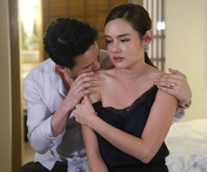 Đi công tác xa về vội kéo vợ vào phòng ngủ, tôi bàng hoàng khi thấy những vết cắn cấu đáng sợ trên người cô ấy