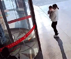 Mẹ hoảng hồn dù bế con trên tay nhưng khiến con suýt tắc thở khi đi vào cửa khách sạn