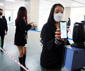 Hình ảnh khách đi tàu Cát Linh - Hà Đông dùng CCCD gắn chíp để quét QR Code