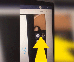Dở khóc dở cười cảnh nữ sinh thản nhiên đánh răng rửa mặt mà quên không tắt camera khi học online