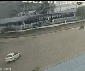 Phóng xe máy tốc độ cao kinh hoàng, nam thanh niên đâm nát sườn ô tô, 'bay' tung lên cao đầy đau đớn