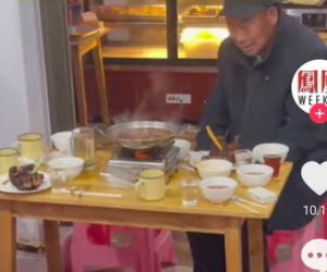 Nghẹn ngào khi biết sự thật phía sau clip cụ ông gọi đồ ăn chờ khách quý suốt 3 tiếng mà không ai đến
