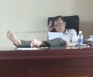 Hạt trưởng kiểm lâm 'gác hai chân lên bàn làm việc' đã viết đơn từ chức
