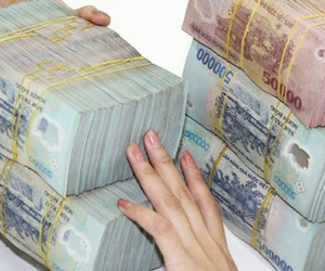 Lãi suất tiết kiệm đồng loạt tăng, nhà giàu mang 100 tỷ gửi ngân hàng