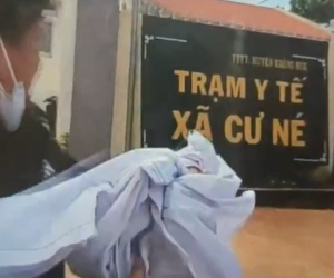 Y sĩ xé áo blouse trước cơ quan không chịu viết bản kiểm điểm