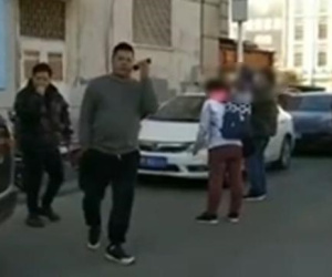 Thấy đứa trẻ khóc đòi mẹ, người đàn ông vội báo cảnh sát vì nghi bé bị bắt cóc, sự thật gây ngỡ ngàng